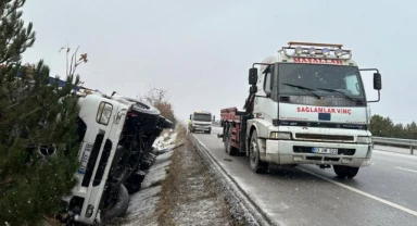 Bira yüklü tır refüje devrildi, 1 kişi yaralandı