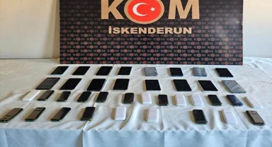 İskenderun’da bir iş yerinde 38 kaçak telefon yakalandı