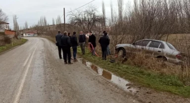 Kayganlaşan yolda direksiyon hakimiyetini kaybetti! Tarlaya uçtu