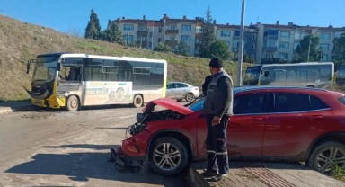 Otobüs ile otomobil kafa kafaya çarpıştı: 1 yaralı