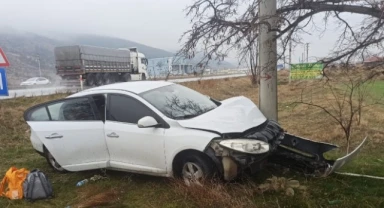 Otomobil beton elektrik direğine çarptı: 3 yaralı