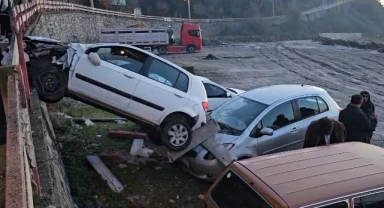 Otomobil park halindeki aracın üzerine uçtu: 1 yaralı