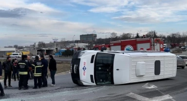 Otomobilin çarptığı servis minibüsü devrildi: 2 yaralı