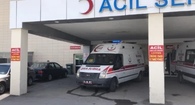 Sislenen yolda araç gişe bariyerlerine çarptı: 1'i ağır 2 yaralı