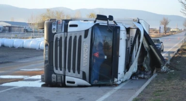 Süt ürünleri yüklü tır devrildi: 1 yaralı