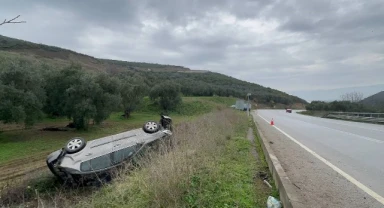 Tarlaya uçan otomobilde 2 kişi yaralandı