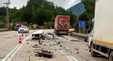 Tırla çarpışan Tofaş ortadan ikiye ayrıldı: 1'i ağır 2 yaralı