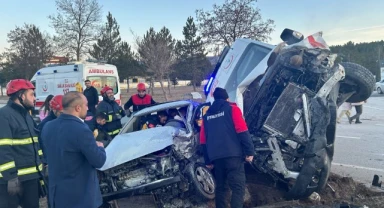 Ambulans ile otomobil çarpıştı: 3 kişi yaralandı