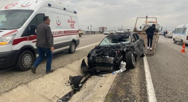 İki otomobil kafa kafaya çarpıştı: 3 ağır yaralı