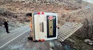 İşçileri taşıyan minibüs devrildi: 11 yaralı