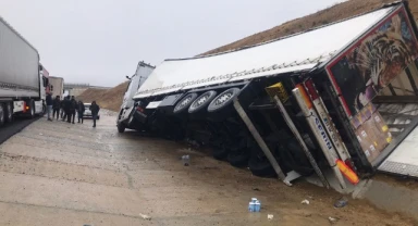 Kontrolden çıkan tır şarampole devrildi: 1 yaralı