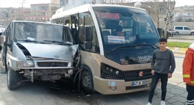 Mardin’de iki minibüs çarpıştı: 6 yaralı