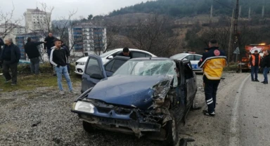 Otomobil tırla çarpıştı: 1’i ağır 5 yaralı