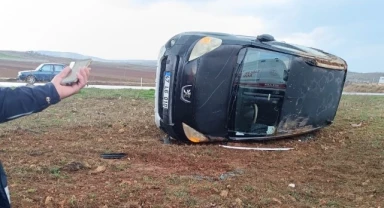 Refüje giren hafif ticari yan yattı: 1 yaralı