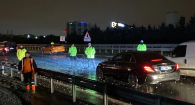 TEM Otoyolu’nda mıcır yüklü kamyon bariyerlere çarptı