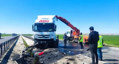 Bariyerlere çarpan tır sürücüsü yaralandı