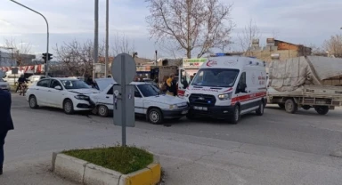 İki otomobil, bir ambulans çarpıştı: 1 yaralı