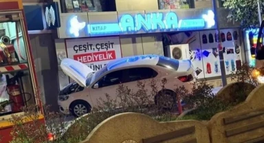 Kontrolden çıkan otomobil iş yerinin duvarına çaptı