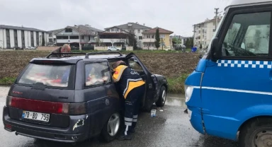 Otomobil ile yolcu minibüsü çarpıştı: 3 yaralı