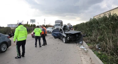 Otomobil karşı şeride geçip midibüse çarptı: 2 ölü, 14 yaralı