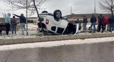 Şanlıurfa'nın ilçesinde dolu etkili oldu! Araç takla attı