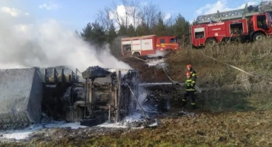 Şarampole devrilen tır alev aldı