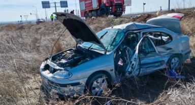 Ticari araçla çarpışan otomobil tarlaya uçtu: 1 ağır 2 yaralı