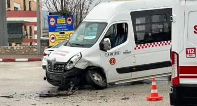 Yolcu minibüsü ile otomobil çarpıştı: 4 kişi yaralandı