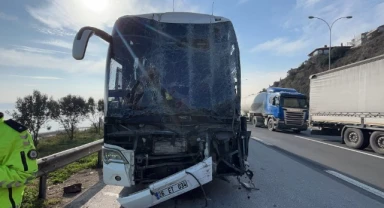 Yolcu otobüsü, tır ve hafif ticari araç çarpıştı: 1’i ağır 9 yaralı