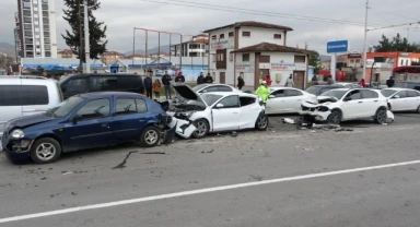 Zincirleme kazada can pazarı: 1’i ağır 5 yaralı