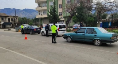 İki kişi uyuşturucu satmak ve dolandırıcılık suçundan yakalandı