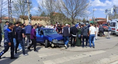 İki otomobil ve motosiklet çarpıştı: 10 kişi yaralandı