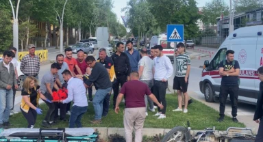 Kamyonet ile motosiklet çarpıştı: 2 kişi yaralandı