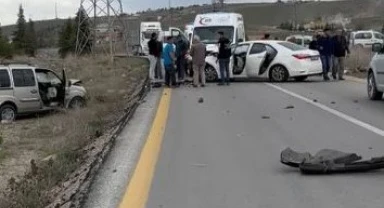 Karşı yönden gelen iki otomobil çarpıştı: 1’i ağır 5 yaralı