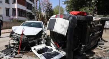 Kazaya karışan hafif ticari araç yan yattı: 1 yaralı