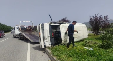 Kontrolden çıkan minibüs takla attı: 2 yaralı