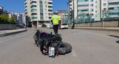 Motosiklet ile otomobil çarpıştı: 1 yaralı