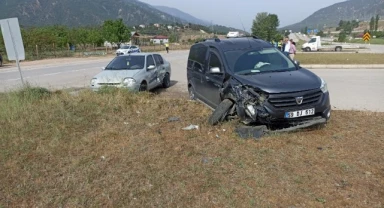 Otomobil ile hafif ticari araç çarpıştı: 2 yaralı