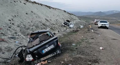 Pikap ile otomobil kafa kafaya çarpıştı: 1 ölü, 6 yaralı