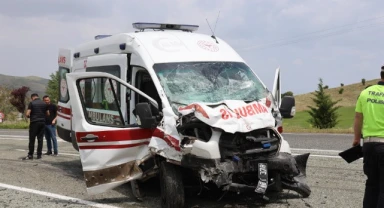 Ambulans ile hafif ticari araç çarpıştı 2’si polis 6 yaralı