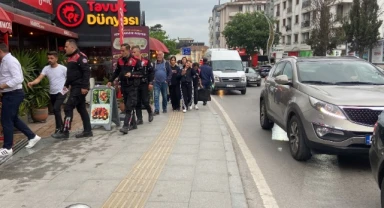 Cadde ortasında bıçaklı kavga: 2 yaralı