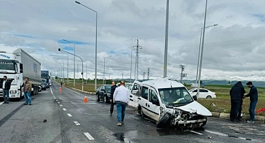 Çevre yolunda silobas ile hafif ticari araç çarpıştı: 6 yaralı