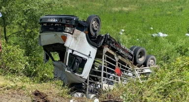 Kamyon ile hafif ticari araç çarpıştı: 1'i ağır 5 yaralı