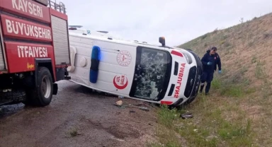 Kaza ihbarına giden ambulans kaza yaptı: 3 yaralı