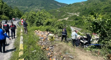 Meşrubat yüklü kamyon tarlaya devrildi: 2 yaralı