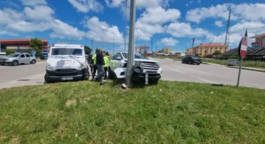 Otomobil elektrik direğine çarptı: 2 yaralı