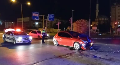 Otomobil hafif ticari araca çarptı: 3 yaralı