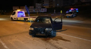 Refüje çarpan otomobil metrelerce sürüklendi: 2 yaralı