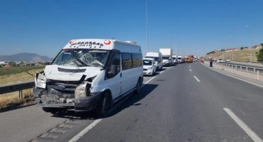 Tırdan dökülen malzeme zincirlemeye neden oldu: 11 yaralı