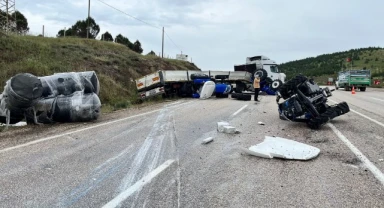 Traktör yüklü tır şarampole devrildi